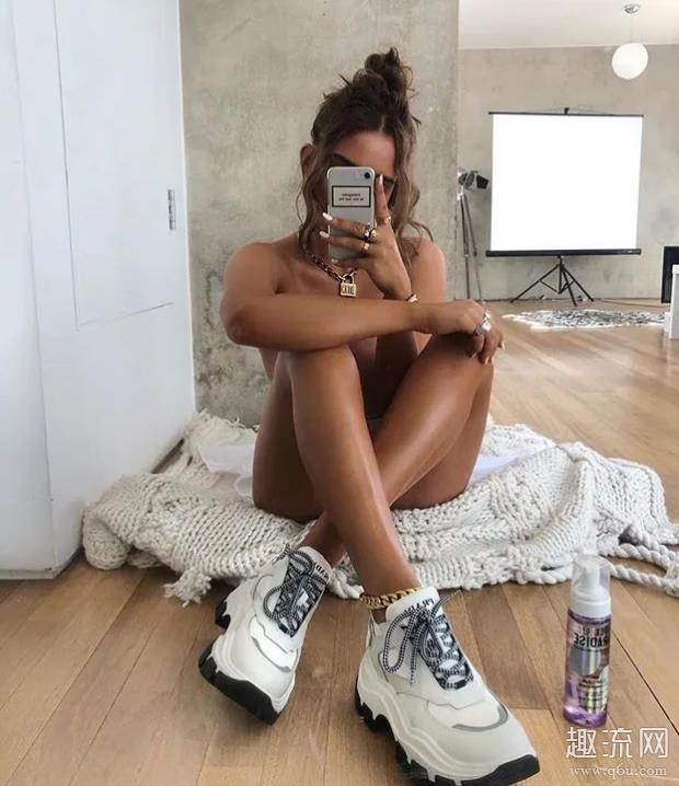 sneaker是什么意思中文 sneaker女孩拍照姿势图片欣赏