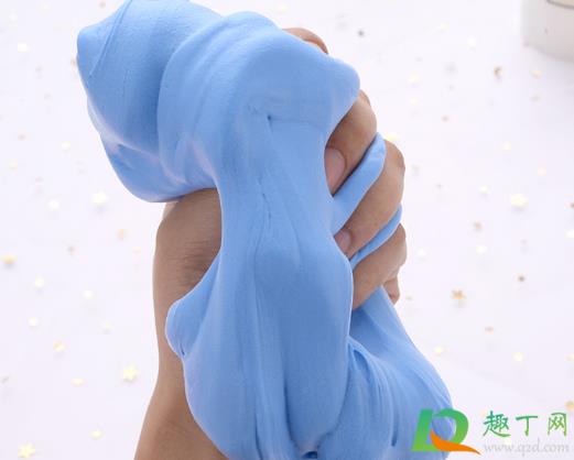 衣服弄上起泡胶干了能洗掉吗(衣服弄上起泡胶干了能洗掉吗)