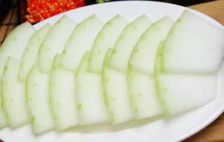 冬瓜贴眼袋有什么好处（用冬瓜敷眼睛能去眼袋吗）