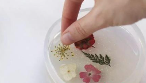 手上沾了水晶滴胶怎么办