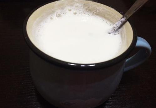 睡觉前喝热牛奶好吗 睡前喝热牛奶有什么好处