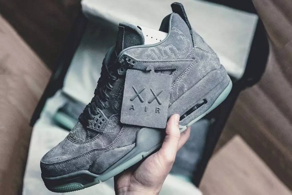 KAWS x AJ4真伪鉴定方法 KAWS x AJ4真假对比图