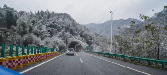 高速遇到下雪怎么开车(雪天高速开车注意什么)