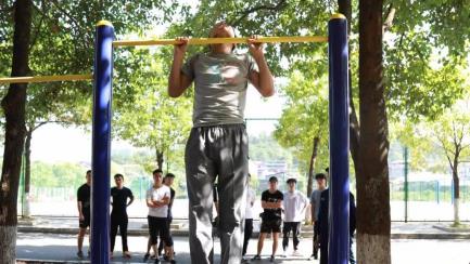 引体向上必须用单杠吗(没单杠怎么练引体向上)