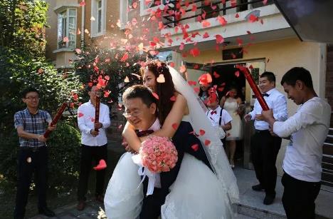 婚礼新娘下车脚踩什么