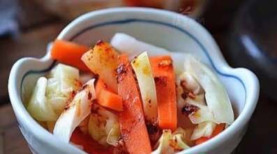 泡菜为什么有一层白色的(泡菜可以放多久)