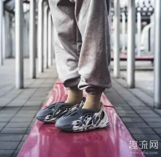 yeezy洞洞鞋开箱上脚测评 yeezy洞洞鞋有logo吗