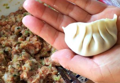 饺子馅儿用热油还是生油(饺子馅太油了怎么补救)