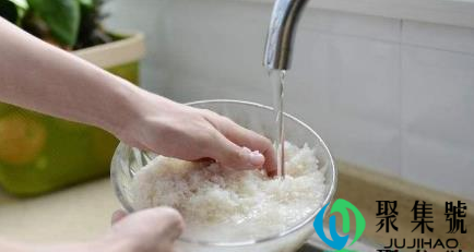 淘米水浇花发酵多久才能用(淘米水发酵怎么才能不臭)