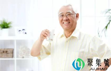 老年人喝什么奶粉好（老人可以把奶粉和在粥中么）