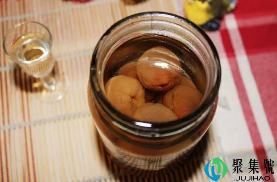 荔枝泡酒可以把皮带进去吗（泡的荔枝酒有什么功效与作用）