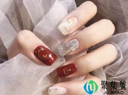 新年美甲图片2021简单大方红色(红色美甲和黑色美甲哪个好看)
