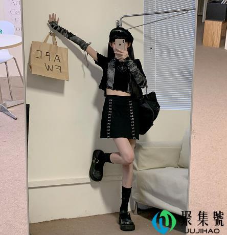 夏季穿短裙配马丁靴可以吗（夏季穿短裙要注意什么）