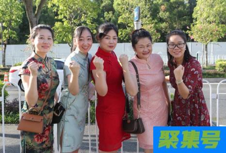 2021年中考送考家长旗袍穿红色还是绿色