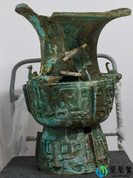 三星堆又一批惊世文物重现人间(金面具、青铜“神坛”、神树纹玉琮等) 三星堆又一批惊世文物重现人间(金面具、青铜“神坛”、神树纹玉琮等)