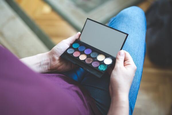 散粉和粉饼哪个定妆好 还是要看肌肤类型来决定