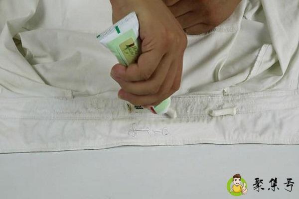 牙膏去衣服黄渍办法