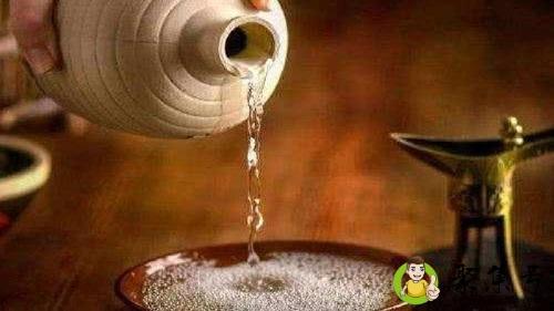 成年男性一天白酒的饮用量不能超过