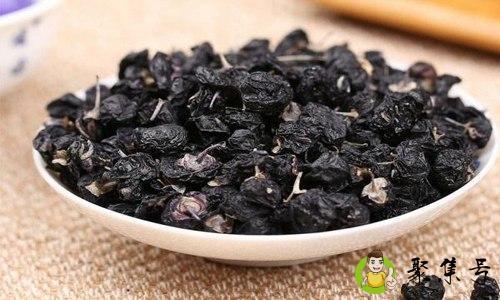 黑枸杞泡水后什么颜色