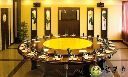 服务员圆桌怎么上菜