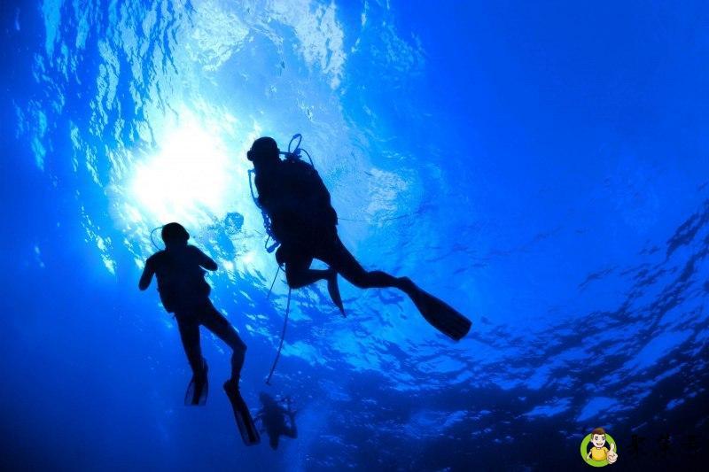 潜水为什么要背部下水