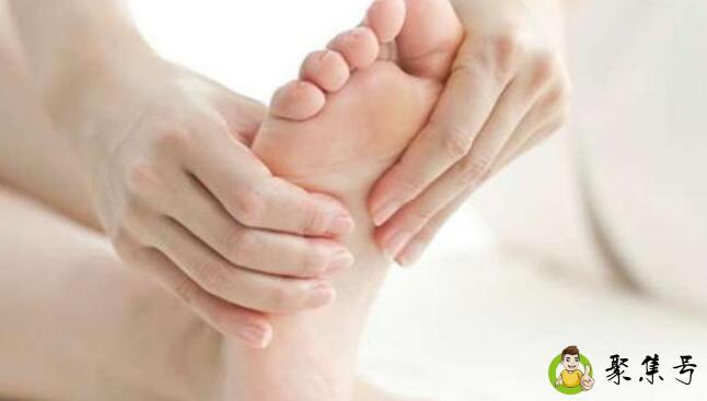 女人每天按摩脚底的好处