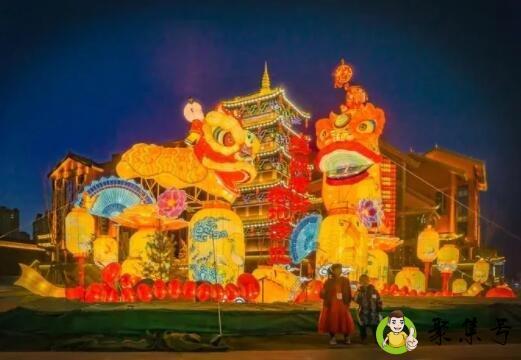 彩灯闪闪照旧岁,春花绽放缀新年的意思