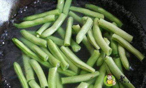 豆角炒肉豆角用焯水吗