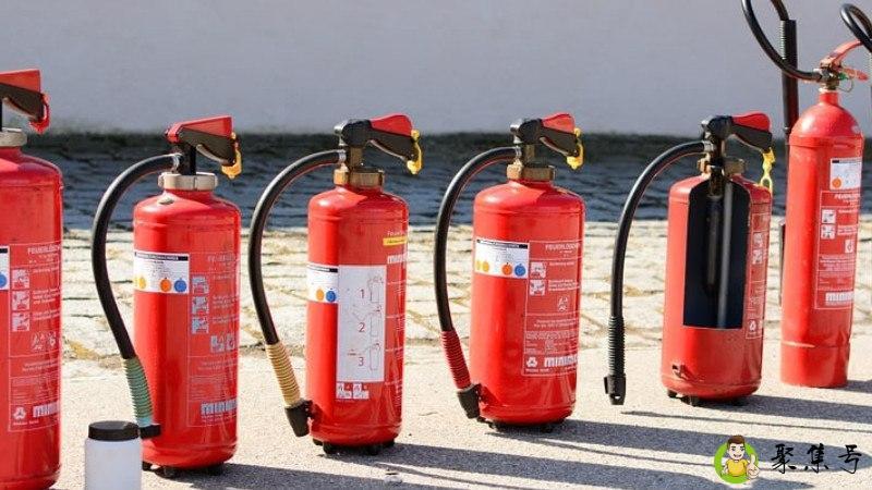 详细阅读:用灭火器灭火时,灭火器的喷射口应该对准火焰的哪里 用灭火器灭火时,灭火器的喷射口应该对准火焰的哪里