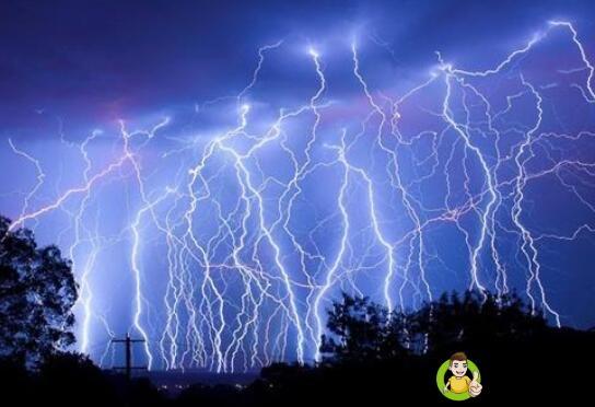 闪电形成的原因