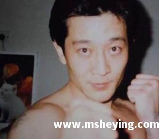 中国90年代混混,追着向华强一路打到深圳,仅靠一把刀闯浙江村