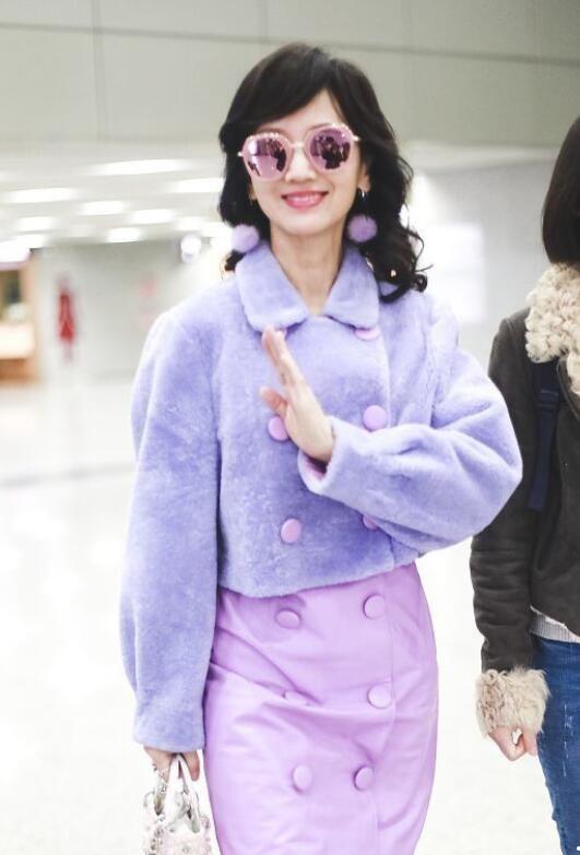 粉紫色搭配什么颜色？看赵雅芝怎么穿，青春又时髦，哪像70岁奶奶？