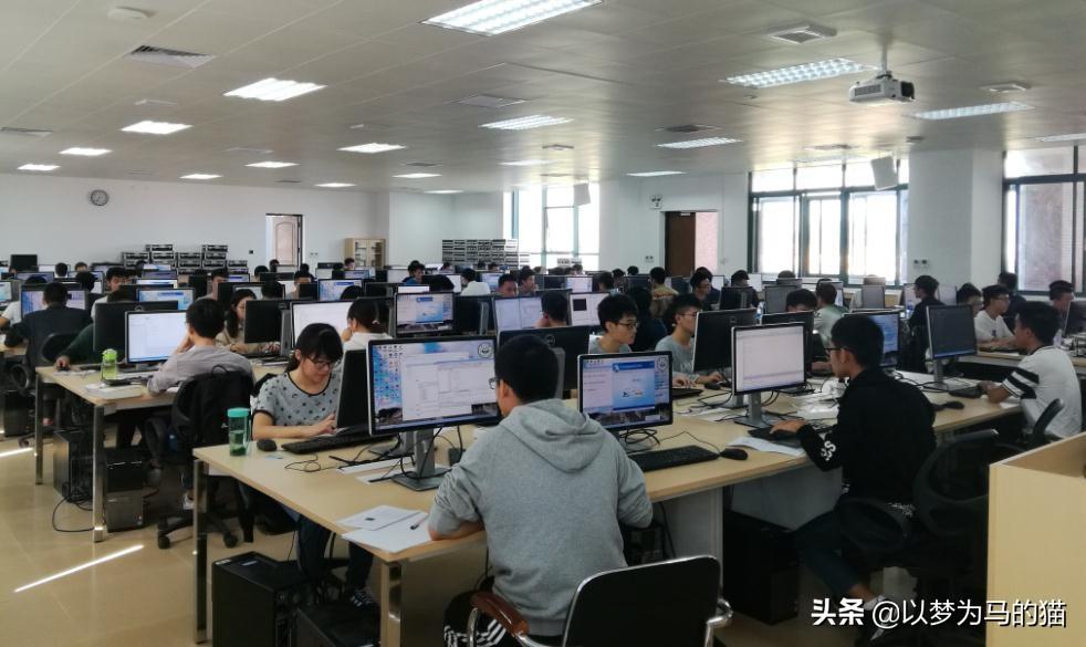 女生高中毕业不读大学,这6种手艺学时短,发展前途也很不错