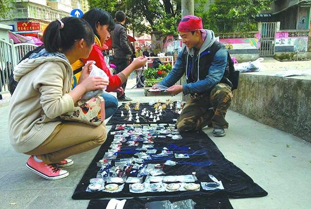 工作不好找,地摊搞一搞,地摊6种产品好赚钱,现在知道不算晚