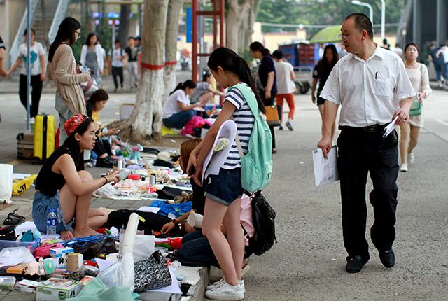 工作不好找,地摊搞一搞,地摊6种产品好赚钱,现在知道不算晚