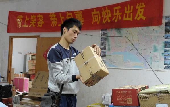 快递员:早上5点起来工作,干到凌晨下班,看到工资心凉了半截