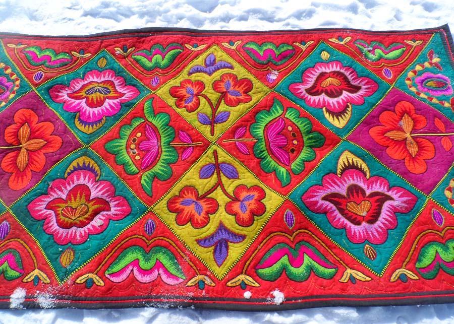 新疆民族人的手工艺品,是渗透在日常生活里的珍品,应该被传承