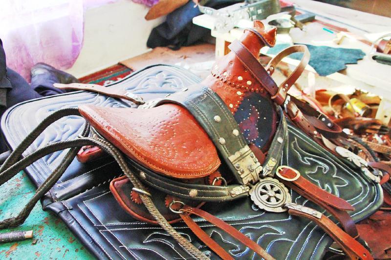 新疆民族人的手工艺品,是渗透在日常生活里的珍品,应该被传承