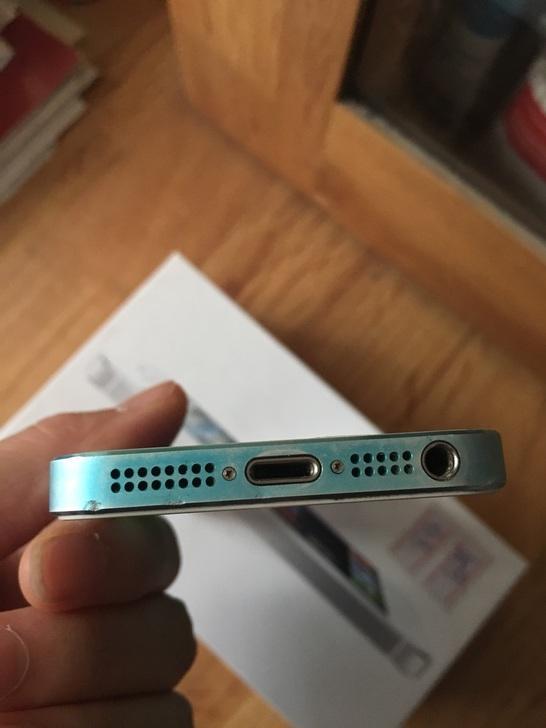 网友300块收了港版的iPhone5, 但这个配色你见过吗?