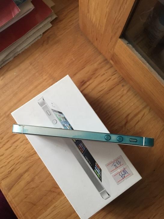 网友300块收了港版的iPhone5, 但这个配色你见过吗?