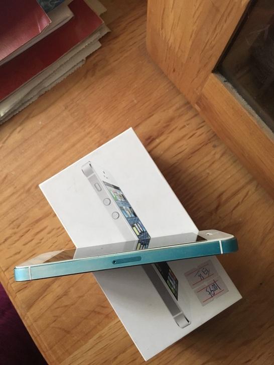 网友300块收了港版的iPhone5, 但这个配色你见过吗?