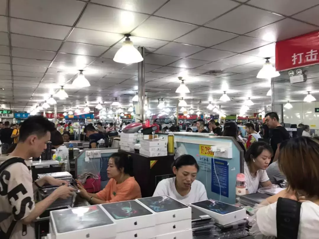 一台手机两分钟掉价上百,在华强北倒腾手机,比A股刺激多了