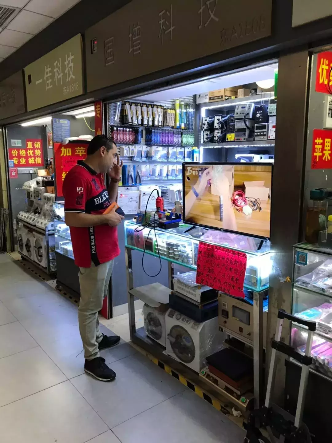 一台手机两分钟掉价上百,在华强北倒腾手机,比A股刺激多了