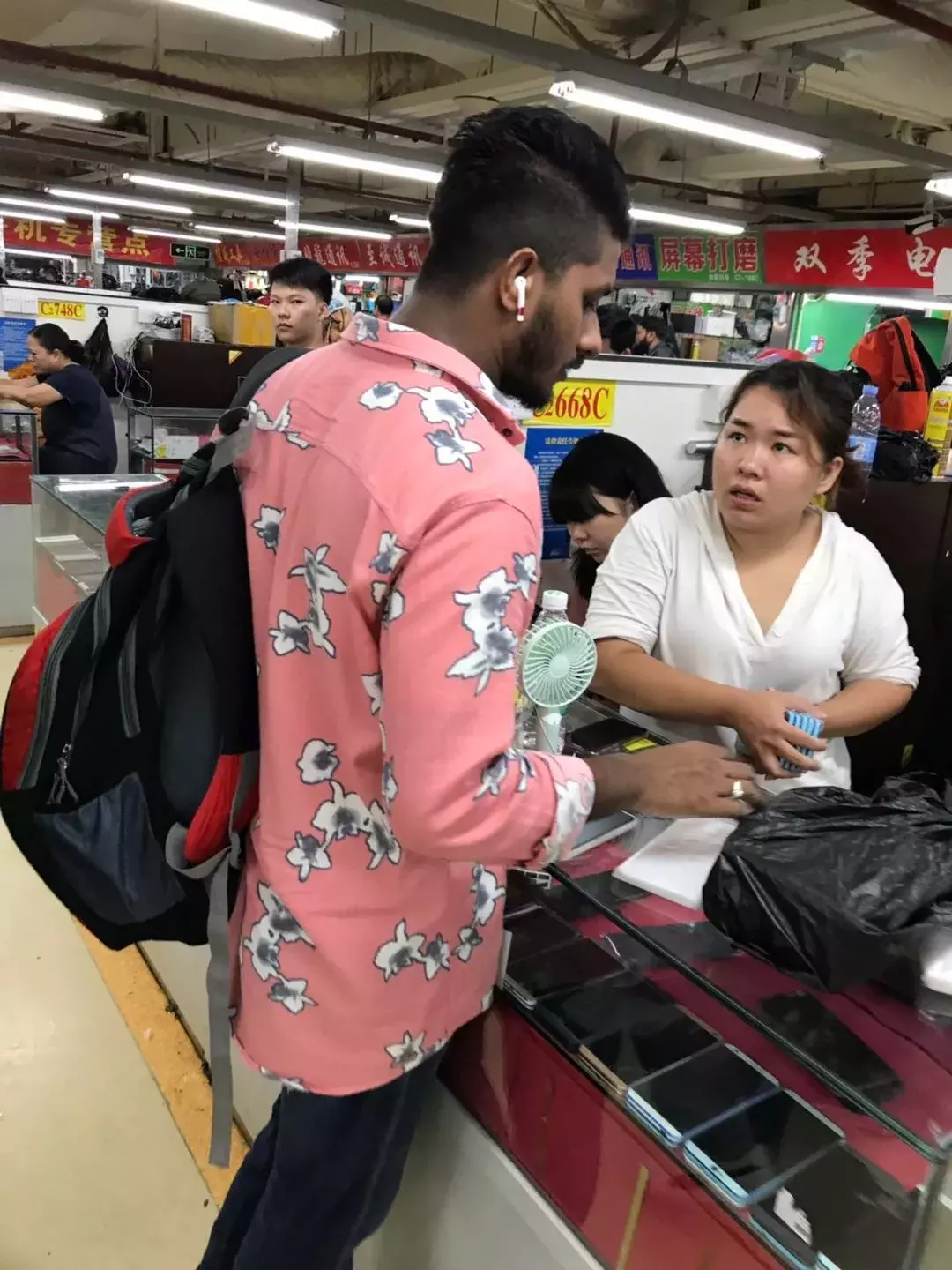 一台手机两分钟掉价上百,在华强北倒腾手机,比A股刺激多了