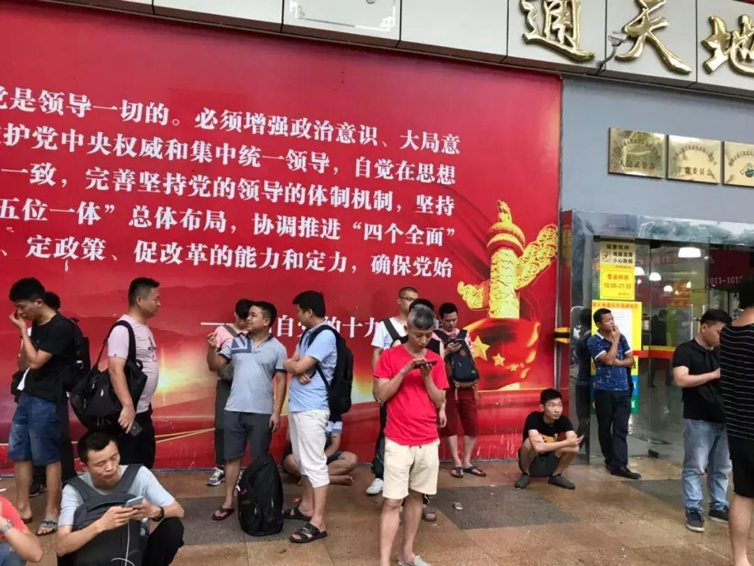 一台手机两分钟掉价上百,在华强北倒腾手机,比A股刺激多了