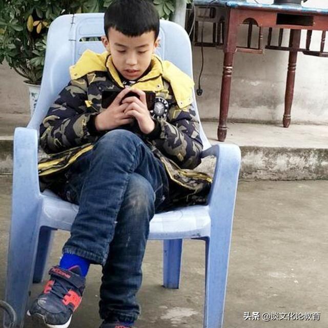 小学生创建“QQ”群,聊天内容令人“脸红”,该如何引导?