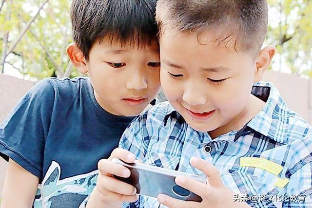 小学生创建“QQ”群,聊天内容令人“脸红”,该如何引导?