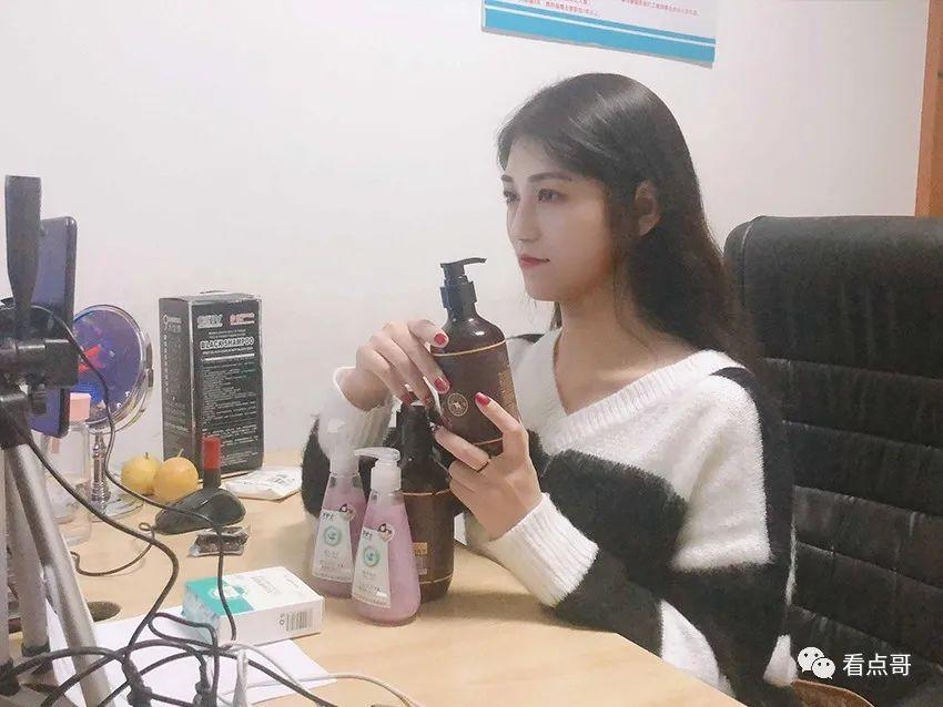 快手资料怎么写吸引人关注度高（求粉丝关注的幽默句子）