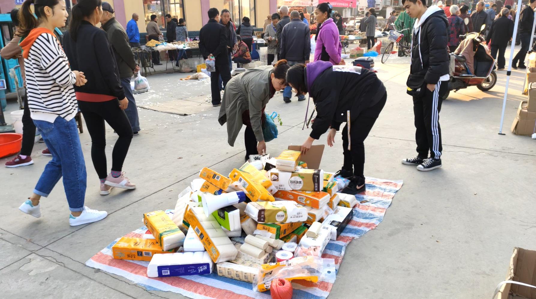 摆地摊小伙的创业之路,摆地摊三小时就赚了500元,他卖什么呀?