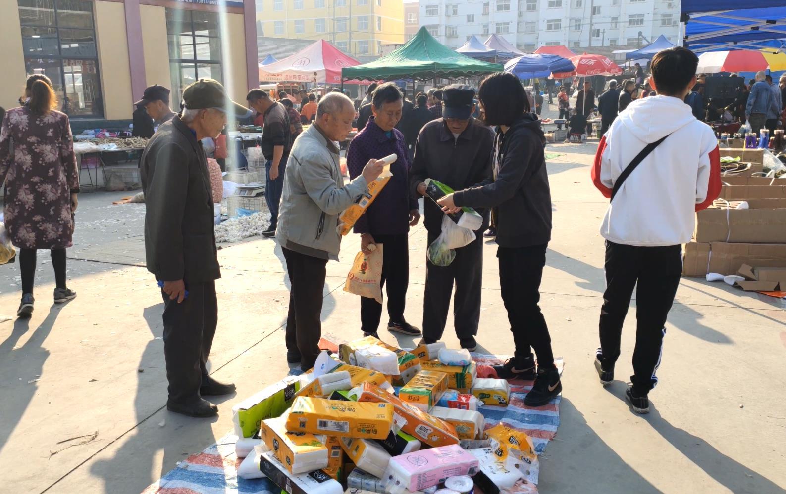 摆地摊小伙的创业之路,摆地摊三小时就赚了500元,他卖什么呀?